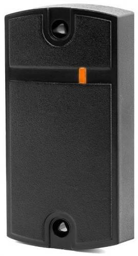 Накладной proximity-считыватель IronLogic Matrix II для считывания кодов идентификаторов – карт стандарта Em Marin и брелоков MiniTag. Модель подключается к контроллеру через интерфейс Dallas Touch Memory (эмуляция DS1990A) и может устанавливаться на металлические поверхности. Диапазон рабочих температур Matrix II составляет -40…+50°С, а компауданая заливка обеспечивает защиту электроники от проникновения влаги и пыли.
Конструкция IronLogic Matrix II включает трехцветный световой индикатор и регулируемый по громкости зуммер. Если проход разрешен подается звуковой сигнал и индикатор загорается зеленым цветом. Режим ожидания и запрет доступа индексируются красным, а процесс считывания и обработки кода — желтым.
Дальность считывания идентификационных кодов зависит от производителя идентификатора и составляет 6 — 8 см.
Установка IronLogic Matrix II на металлические поверхности снижает дальность считывания примерно в 2 раза.
Данный считыватель оптимален для ограничения доступа на закрытые участки производственных помещений, бассейнов и прочих объектов, где возможны повышенные влажность и запыленность, а также поддерживается определенный температурный режим.
Простоту и удобство монтажа IronLogic Matrix II обеспечивают кабельные каналы. Комплект поставки включает полный набор крепежных аксессуаров. MATRIX-2 К считыватель Proximity c КОНТРОЛЛЕРОМ, цвет чёрный