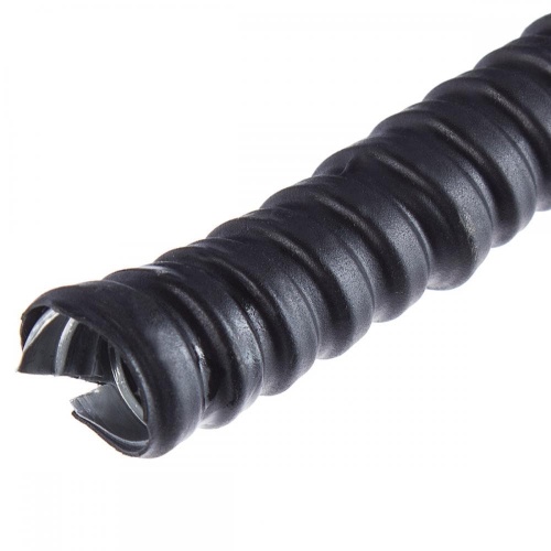 <strong>Металлорукав в ПВХ оболочке Iek</strong> ― разновидность монтажной конструкции, предназначенная для защиты кабелей коммуникационной линии, электропроводки, системы вентиляции или отопления. Это приспособление предохраняет проводку от деформации, механического повреждения, воздействия ультрафиолета и влаги, обеспечивает пожарную безопасность.Металлорукав изготовлен из оцинкованной стали и покрыт изоляционным слоем ПВХ. Такая конструкция отличается рядом преимуществ:Модель металлорукава предназначена для использования снаружи помещения при температуре от -40 до +50 градусов. Корпус окрашен в универсальный чёрный цвет. В конструкции предусмотрен зонд для протяжки кабеля. фото 3 Металлорукав в ПВХ оболочке Iek D12 мм 20 м фото 3
