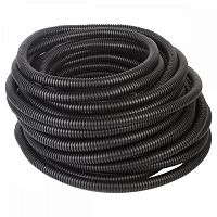 Труба гофрированная ПНД легкого типа с зондом — это канал из полиэтилена низкого давления, который прокладывается как открытым, так и скрытым способом в стенах, полах и потолках. Есть возможность прокладки изделия полускрытым способом. В полом канале размещаются кабели и другие элементы коммуникаций.Преимущества:Зонд в канале используется для протяжки кабеля. Гофрированную трубу разрешено монтировать только в негорючих материалах. Канал может менять направление без образования трещин благодаря своей особой конструкции. Труба гофрированная Экопласт ПНД с зондом D20 мм 25 м